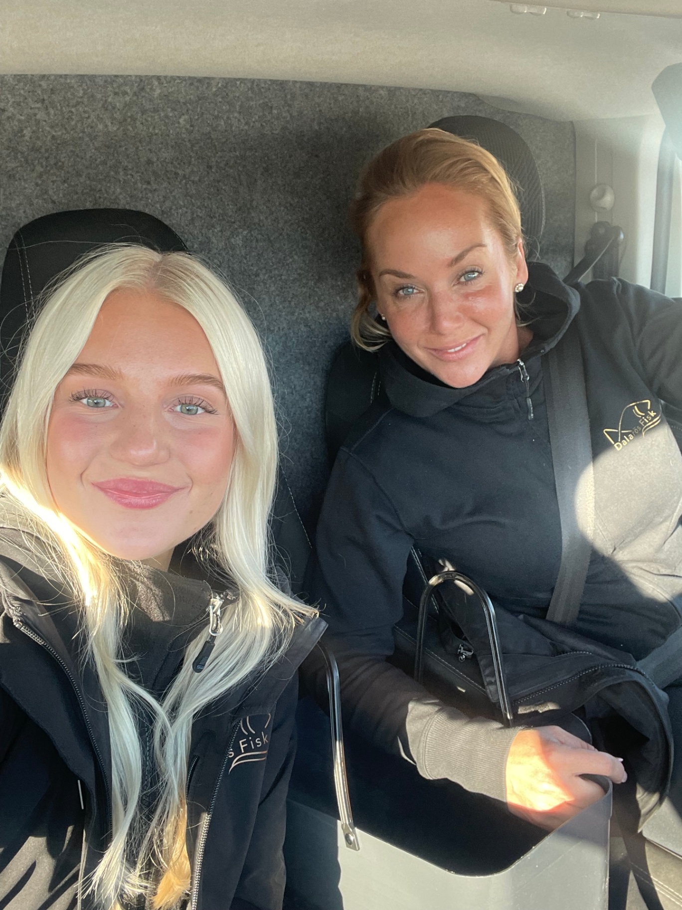 Mor och dotter i kylbilen på väg ut till kund